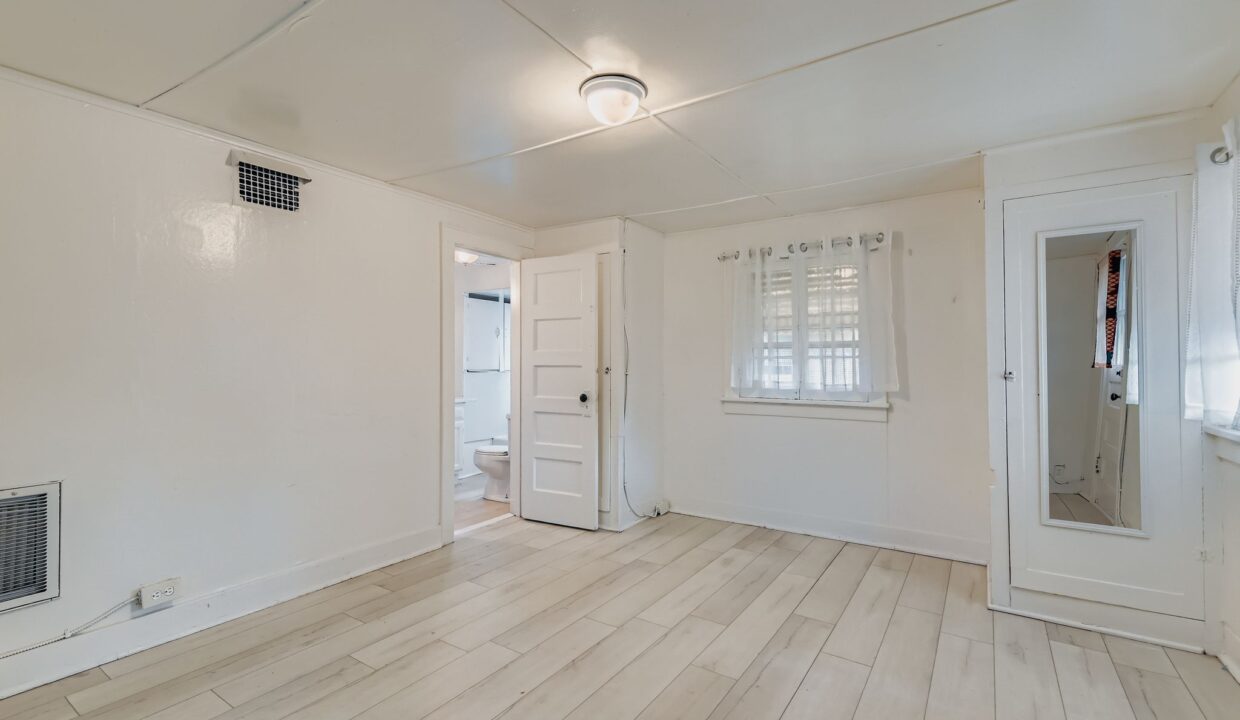 2590 Gray St. - MLS Sized - 003 - 04 Living Room