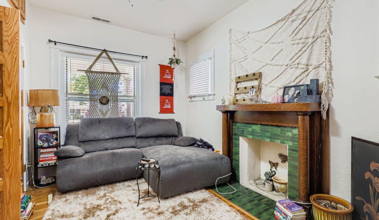 Y - 2304 N Williams St - Web Quality - 002 - 05 1 Living Room