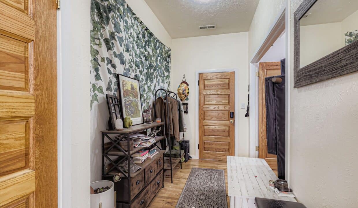 Y - 2304 N Williams St - Web Quality - 007 - 13 1 Foyer