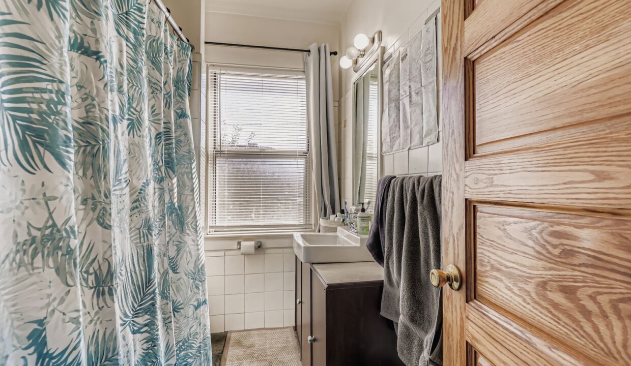 Y - 2304 N Williams St - Web Quality - 020 - 32 3 2nd Floor Primary Bathroom