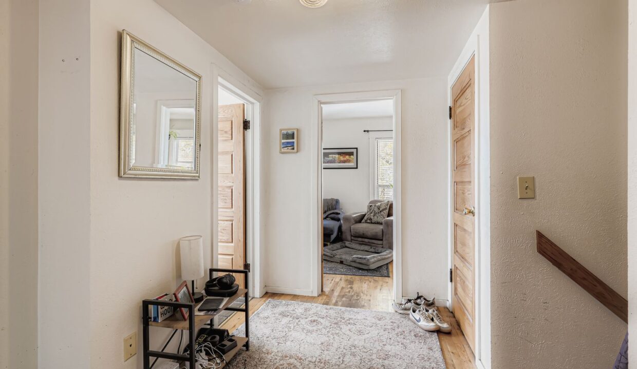 Y - 2304 N Williams St - Web Quality - 023 - 35 3 2nd Floor Foyer