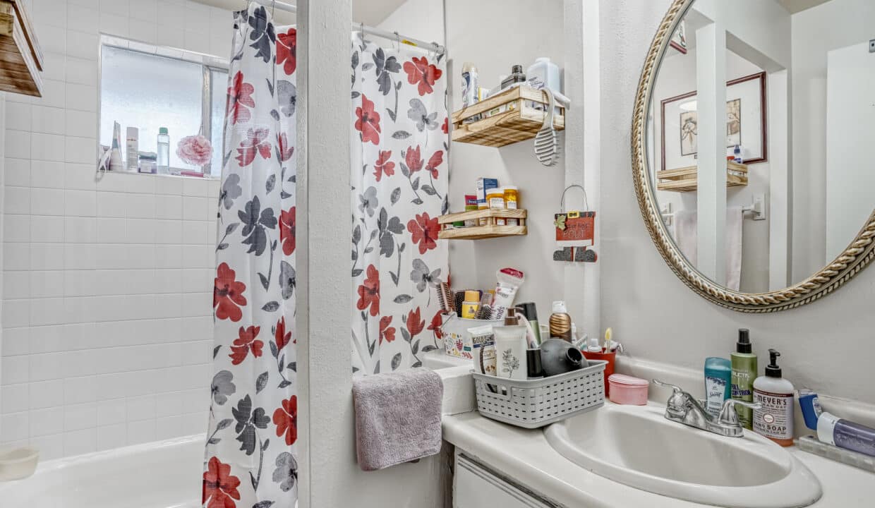 1231 Akron St. - MLS Sized - 015 - 15 Bathroom