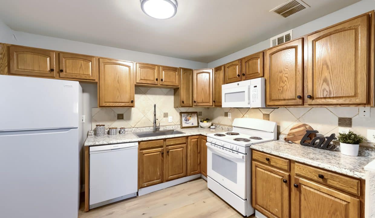 987 Vaughn St - MLS Sized - 006 - 06 Kitchen