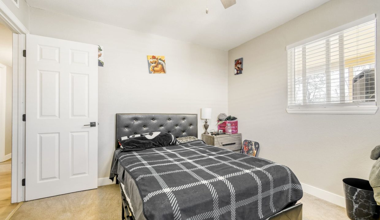 987-Vaughn-St-MLS-Sized-007-07-Primary-Bedroom