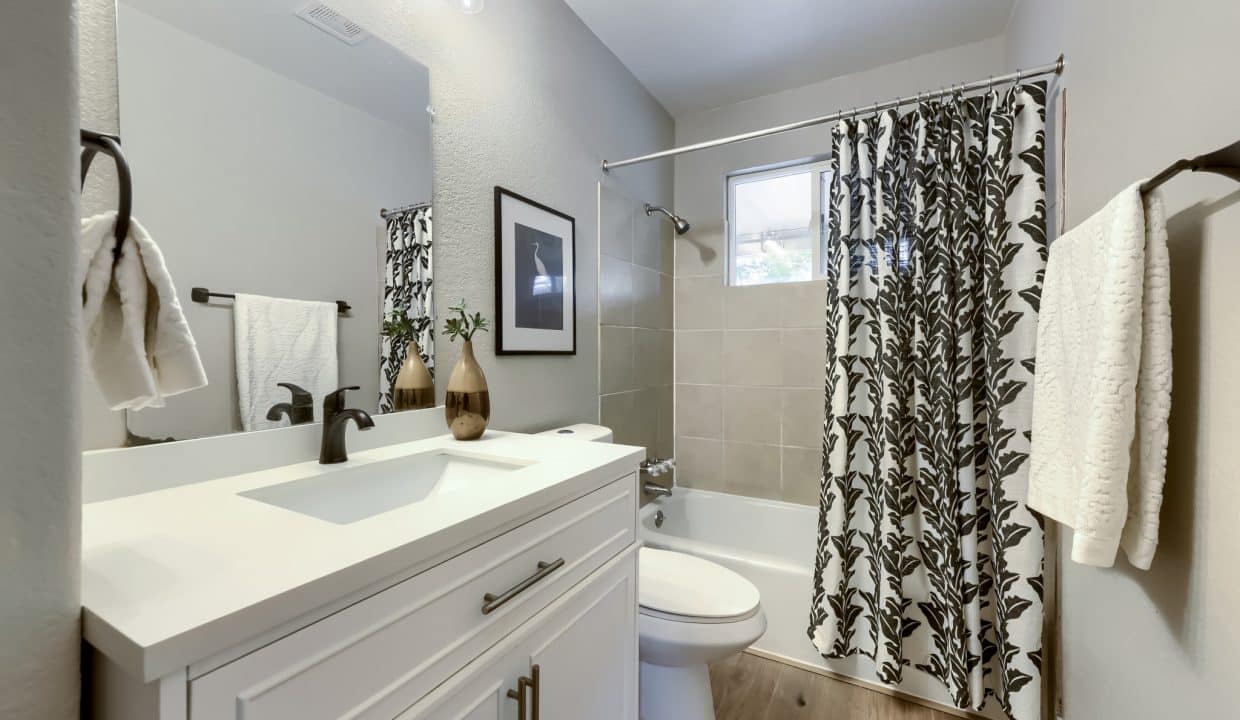 987 Vaughn St - MLS Sized - 011 - 11 Bathroom