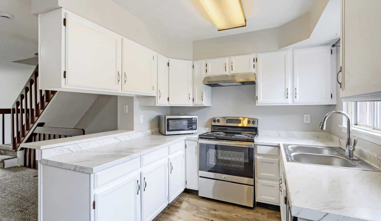 12041 E Ford Cir - MLS Sized - 006 - 06 Kitchen
