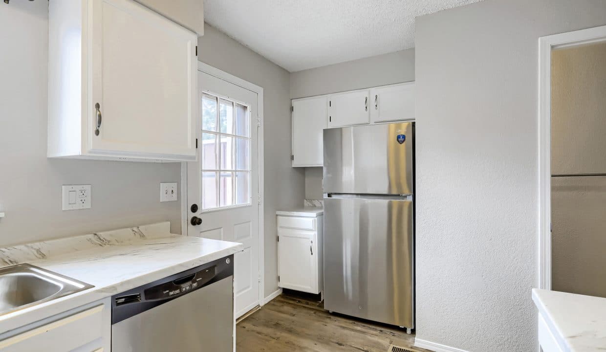 12041 E Ford Cir - MLS Sized - 007 - 07 Kitchen